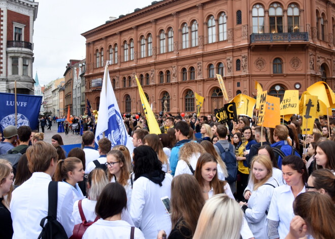 Sāk parakstu vākšanu par vienlīdzīgu atbalstu visiem studējošajiem Covid-19 ietekmē