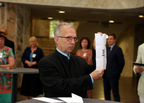 Centra partija, kura sevi dēvē par kristīgi-konservatīvu, kā pirmo numuru Rīgas vēlēšanās izvirzījusi Latviešu katoļu studentu un akadēmiķu apvienības „Dzintars” prezidentu Jāni Valtervitenheimu.