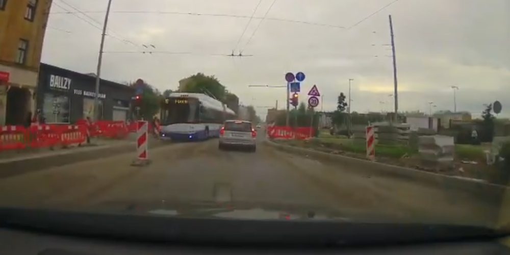 VIDEO: Vai šoferis ignorē luksoforu? Aculieciniekus satrauc video ar “Rīgas Satiksmes” trolejbusu