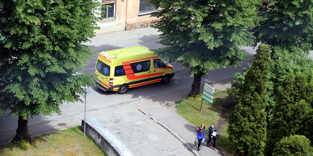 На улице в Даугавпилсе нашли раненого в живот человека