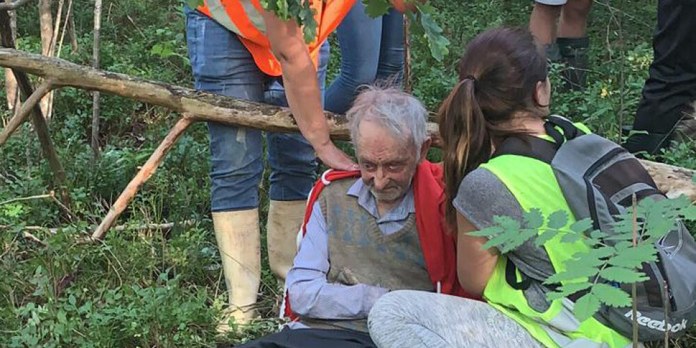 86 gadus vecais Pēteris mežā nodzīvo septiņas dienas un dziedot sagaida glābējus