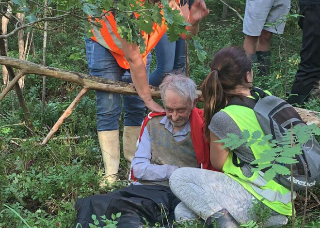 86 gadus vecais Pēteris mežā nodzīvo septiņas dienas un dziedot sagaida glābējus