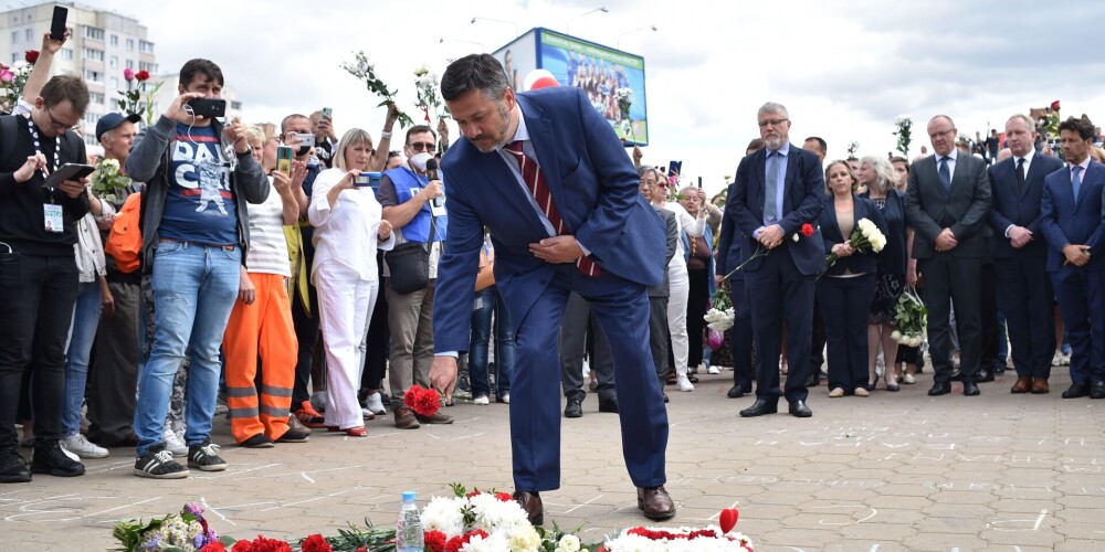 ES vēstnieki Minskā nolikuši ziedus protestētāja bojāejas vietā