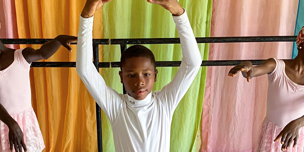Pasauli sajūsmina 11 gadus vecs baletdejotājs no Nigērijas, kurš nu brauks mācīties uz ASV