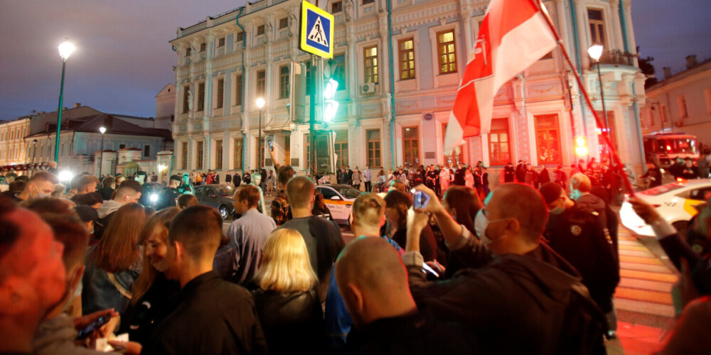 Протесты в Белоруссии начались после объявления итогов президентских выборов, которые оппозиция назвала сфальсифицированными. Власти Белоруссии объявили, что действующий президент Александр Лукашенко на выборах набрал 80% голосов. В результате столкновений митингующих с силовиками было задержано почти 3 тыс. человек, протесты в Белоруссии продолжаются всю неделю.