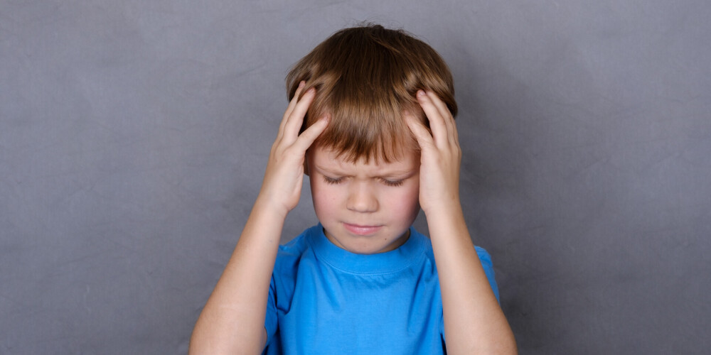Ar astmu sirgstošu bērnu nomoka galvassāpes. Kā rīkoties? Atbild speciālists