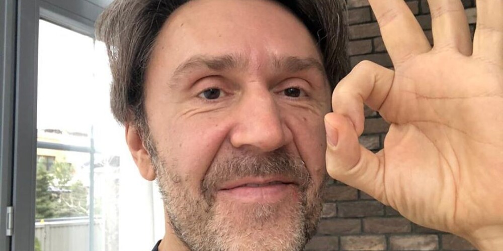 Серге́й Влади́мирович Шну́ров (псевдоним — Шнур; род. 13 апреля 1973, Ленинград, РСФСР, СССР)— российский рок-музыкант, поэт, киноактёр, телеведущий, художник и общественный деятель. Лидер групп «Ленинград» и «Рубль». Генеральный продюсер телеканала RTVi (с 29 июня 2020 года), сопредседатель «Партии Роста».