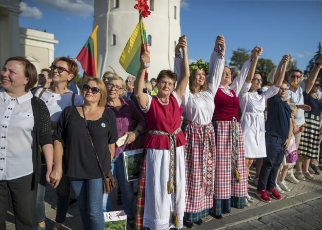 Lietuvieši Baltijas ceļa gadadienā plāno veidot cilvēku ķēdi no Viļņas līdz Baltkrievijas robežai