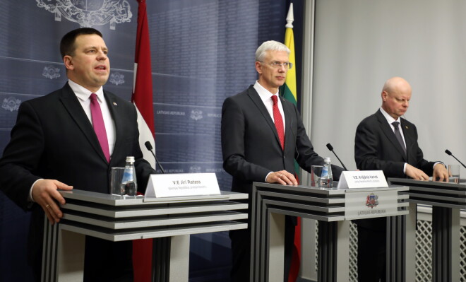 Igaunijas premjerministrs Jiri Ratass (no kreisās), Latvijas Ministru prezidents Krišjānis Kariņš un Lietuvas premjerministrs Sauļus Skvernelis.