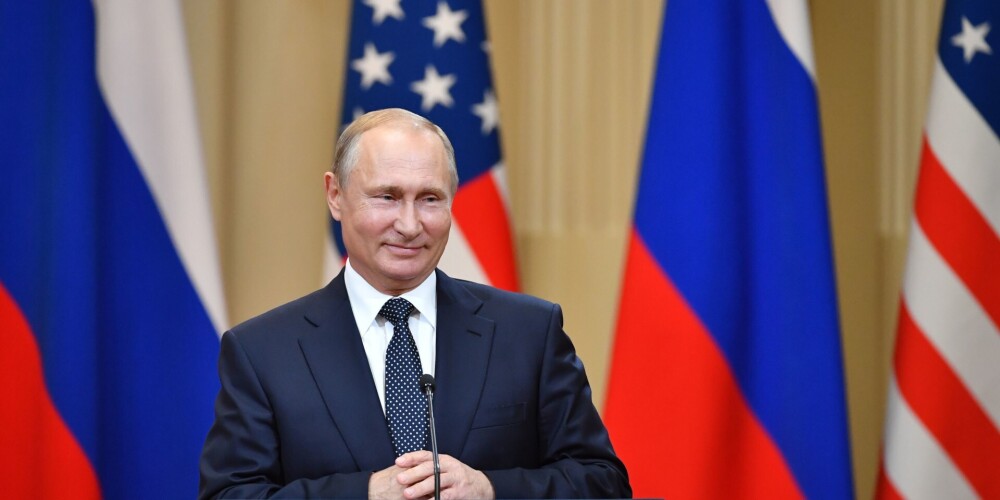 Владимир Владимирович Путин (род. 7 октября 1952, Ленинград, СССР) — российский государственный и политический деятель, действующий президент Российской Федерации и верховный главнокомандующий Вооружёнными силами Российской Федерации с 7 мая 2012. Ранее занимал должность президента с 31 декабря 1999 по 7 мая 2008, в 1999—2000 и 2008—2012 годах занимал должность председателя правительства России.