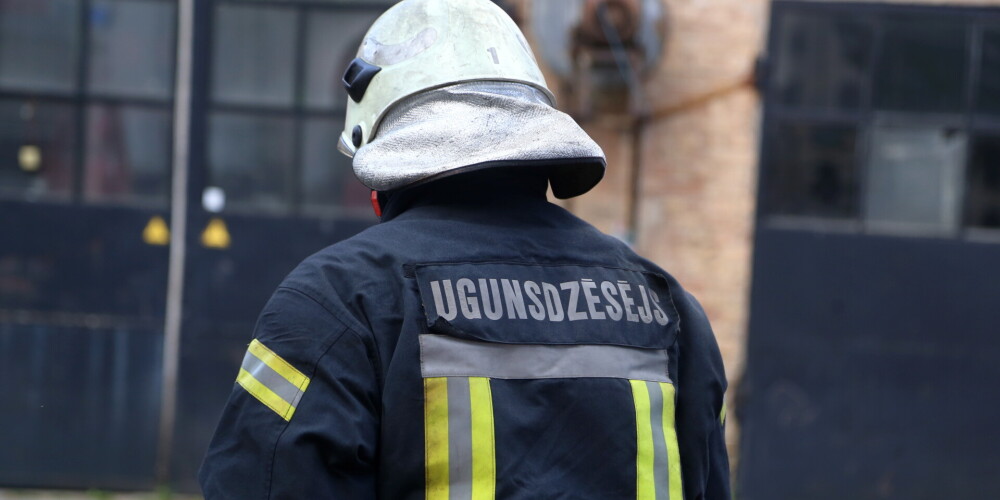 Vakar ugunsnelaimē Rīgā cietis ugunsdzēsējs