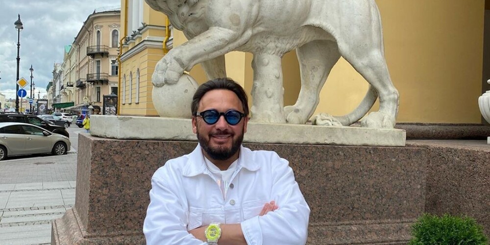 Станисла́в Влади́мирович Миха́йлов, больше известный, как Стас Михайлов (род. 27 апреля 1969, Сочи, Краснодарский край) — российский эстрадный певец, автор песен, актёр и продюсер. Заслуженный артист Российской Федерации (2010). Десятикратный Лауреат премий «Шансон года» (Радио Шансон), восьмикратный обладатель премии «Золотой граммофон» (Русское радио) — 2009, 2010, 2011, 2012, 2013, 2014, 2015, 2016 и фестиваля «Песня года» (8 раз). Также постоянный участник Фестиваля «Эхх разгуляй!», лауреат премии «20 лучших песен года», двукратный обладатель национальной премии «Звёзды Дорожного радио» (Санкт-Петербург).