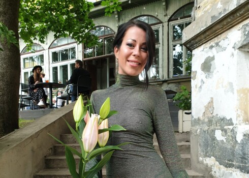 Mācītāja Krista Kalniņa meita pirmizrādes svinībās citu viešņu vidū izcēlās ar drosmīgu tērpu, kas izceļ viņas slaido figūru, un kleita Lindas iznācienam piešķīra efektīgu grāciju.