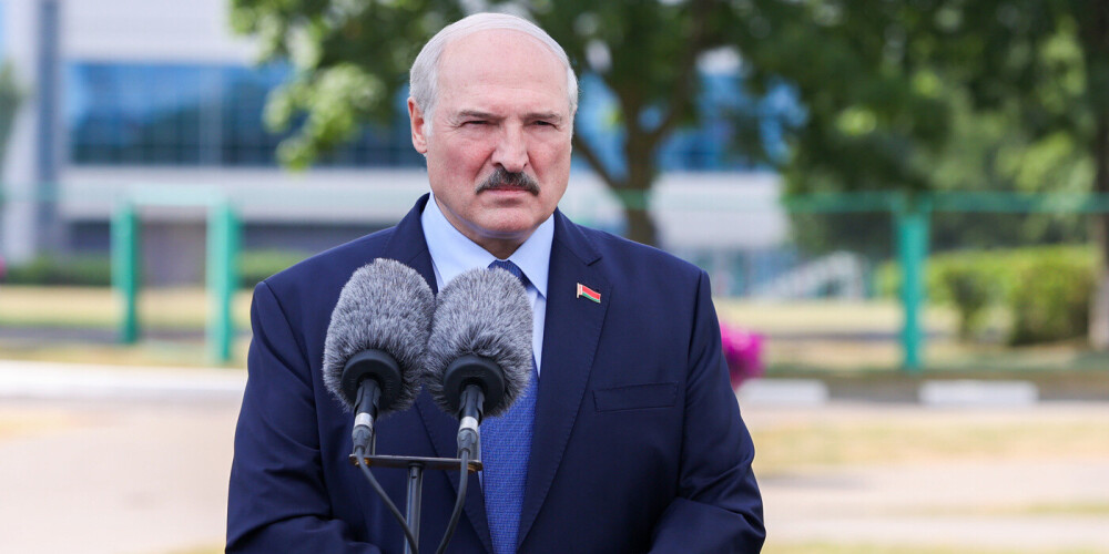 Lukašenko paziņo, ka jārunā ar Putinu: "Tas kļūst bīstami ne tikai Baltkrievijai"