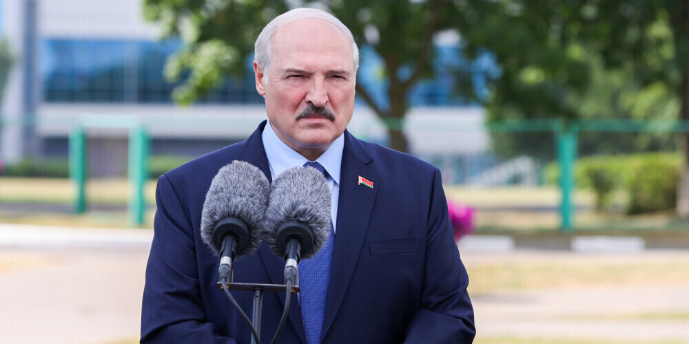 Алекса́ндр Григо́рьевич Лукаше́нко (белор. Аляксандр Рыгоравіч Лукашэнка; род. 30 августа 1954, п. Копысь, Оршанский район, Витебская область, Белорусская ССР, СССР) — белорусский политический и государственный деятель. Действующий президент и главнокомандующий Вооружёнными силами Республики Беларусь с 20 июля 1994. Переизбран на выборах 2001, 2006, 2010, 2015 и 2020.