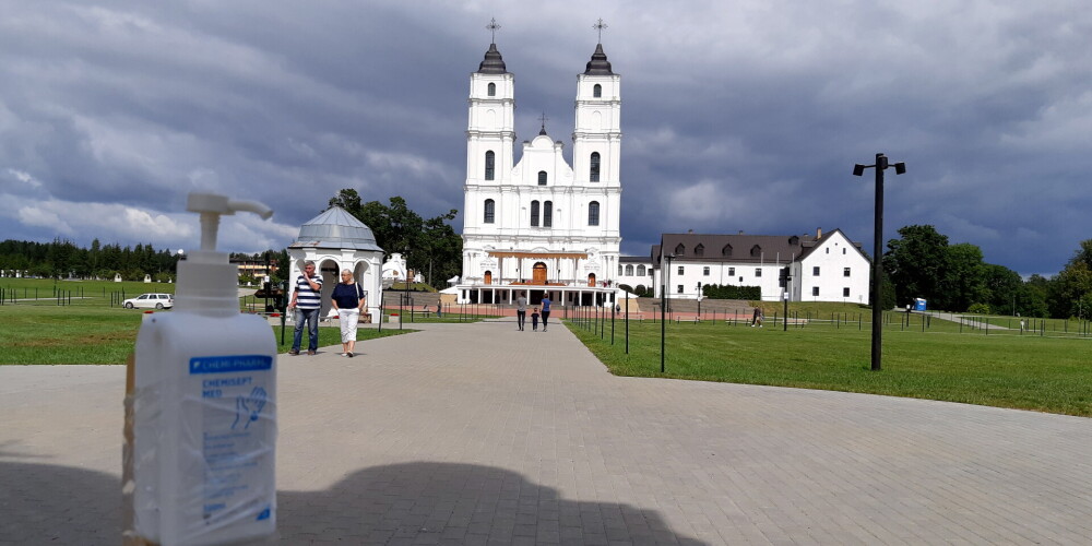 Aglonas bazilika sagatavota Vissvētākās Jaunavas Marijas debesīs uzņemšanas svētku dienai, ievērojot visus drošibas pasākumus, lai novērstu koronavīrusa Covid-19 izplatību.