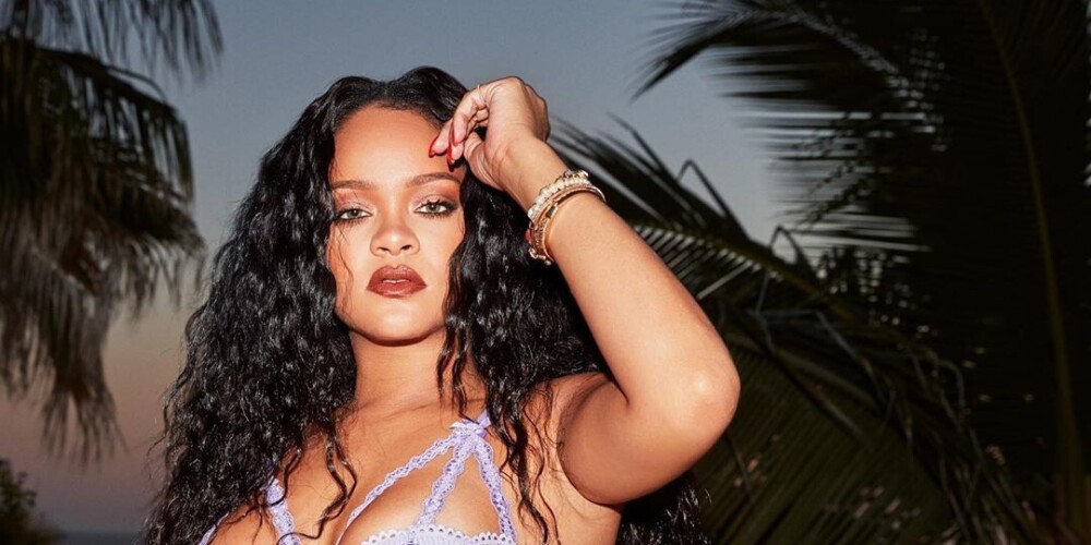 Риа́нна (англ. Rihanna); полное имя — Ро́бин Риа́нна Фе́нти (англ. Robyn Rihanna Fenty; род. 20 февраля 1988, Барбадос) — барбадосская певица, актриса, музыкальный продюсер, модный дизайнер и филантроп. В 16 лет переехала в США, чтобы начать карьеру певицы. Позже она подписала контракт с Def Jam Recordings.