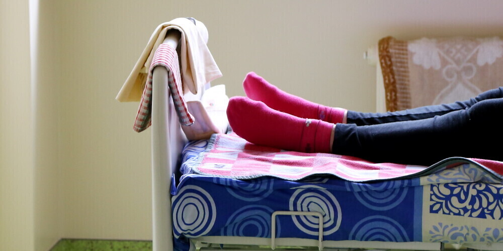 Грипп — острое инфекционное заболевание дыхательных путей, вызываемое вирусом гриппа. Входит в группу острых респираторных вирусных инфекций (ОРВИ). Периодически распространяется в виде эпидемий. Может протекать как в форме инфекции верхних дыхательных путей, так и в форме инфекции нижних дыхательных путей. У большинства людей симптомы гриппа проходят в течение недели без медицинской помощи. Но грипп может приводить к тяжелой болезни и смерти, особенно у людей из групп риска. По оценкам ВОЗ, ежегодные эпидемии гриппа приводят к 3−5 миллионам случаев тяжелой болезни и к 290−650 тысячам смертей. Реконвалесцентный период составляет 7−15 дней