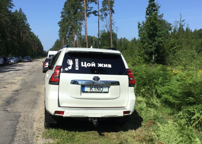 15.augustā aizrit tieši trīsdesmit gadi kopš brīža, kad traģiskā autoavārijā Talsu šosejas 35. kilometrā dzīvību zaudēja Krievijas grupas “Kino” līderis Viktors Cojs. Šodien uz viņa piemiņas pasākumu sabraukušo automašīnu rindas sniedzās vairāku kilometru garumā un piemiņas koncertu apmeklēja vairāki simti cilvēku.