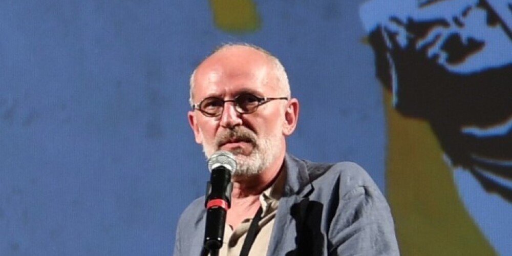 Александр Гордон (род. 20 февраля 1964 года, Обнинск, Калужская область, РСФСР, СССР) — российский радио- и телеведущий, журналист, актёр, кинорежиссёр. Создатель и постоянный ведущий телепрограмм «Гордон», «Закрытый показ», «Гордон Кихот», «Гражданин Гордон» и «Док-Ток», в разное время работавший на телеканалах «НТВ» и «Первом». Помимо телевизионной карьеры, Гордон в качестве кинорежиссёра снял несколько полнометражных художественных фильмов, почти все из которых («Пастух своих коров», «Огни притона») были основаны на произведениях его отца.