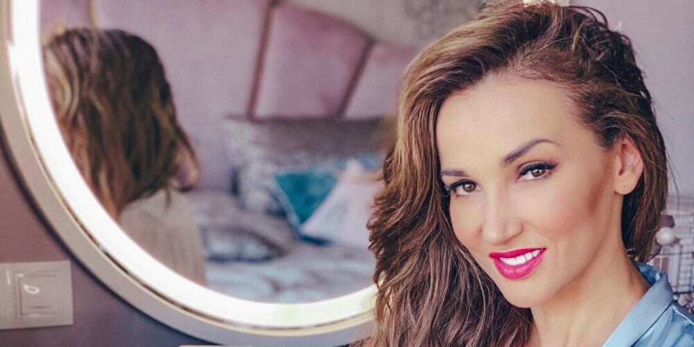 Анфи́са Александровна Че́хова(имя при рождении Александра Александровна Корчунова; род. 21 декабря 1977, Москва, СССР) — российская теле- и радиоведущая, певица, актриса театра, кино и телевидения. Ведёт передачу «Давай поженимся» на канале «Интер» и телевизионное шоу «Как выйти замуж» на канале СТБ. Ранее вела телевизионное эротическое шоу «Секс с Анфисой Чеховой» на канале ТНТ (2005—2009) и телевизионное шоу «Спокойной ночи, мужики!» на канале ДТВ (2010—2011). С 17 февраля 2018 ведущая реалити-шоу «Взвешенные и счастливые люди» на телеканале «СТС».