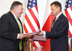 Pompeo Varšavā ar Polijas aizsardzības ministru Marjušu Blaščaku parakstīja vienošanos, kas sagatavo juridisko bāzi papildu karaspēka izvietošanai.