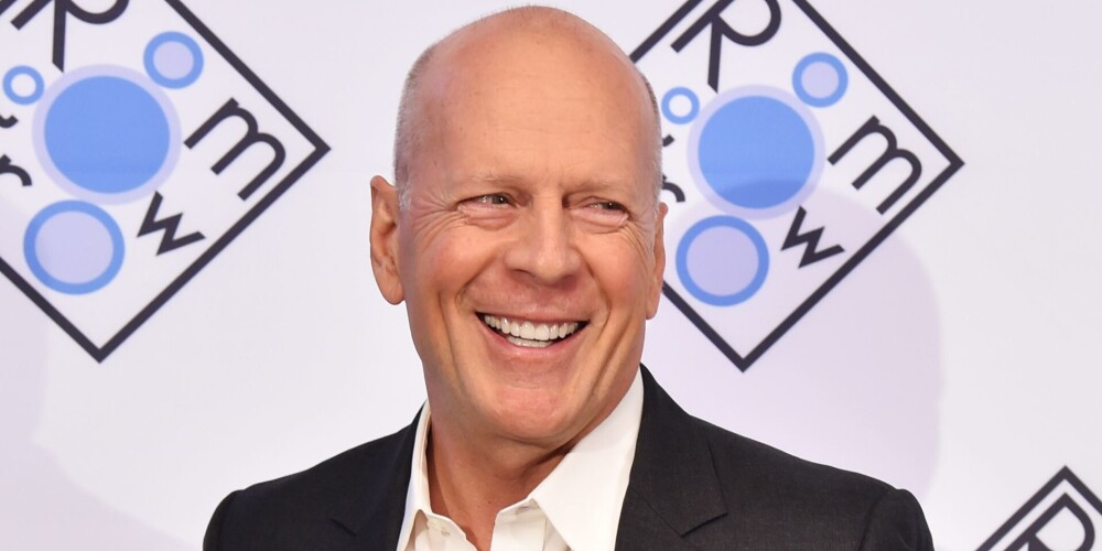 Уо́лтер Брюс Уи́ллис (англ. Walter Bruce Willis, род. 19 марта 1955, Идар-Оберштайн, Рейнланд-Пфальц, ФРГ) — американский актёр, продюсер и музыкант. Один из самых высокооплачиваемых актёров Голливуда. Наибольшую известность получил благодаря роли полицейского Джона Макклейна в серии фильмов «Крепкий орешек», а также таким картинам, как «Смерть ей к лицу» (1992), «Криминальное чтиво» (1994), «12 обезьян» (1995), «Пятый элемент» (1997), «Армагеддон» (1998), «Шестое чувство» (1999), «Неуязвимый» (2000), «Город грехов» (2005), «Счастливое число Слевина» (2005), «РЭД» (2010)