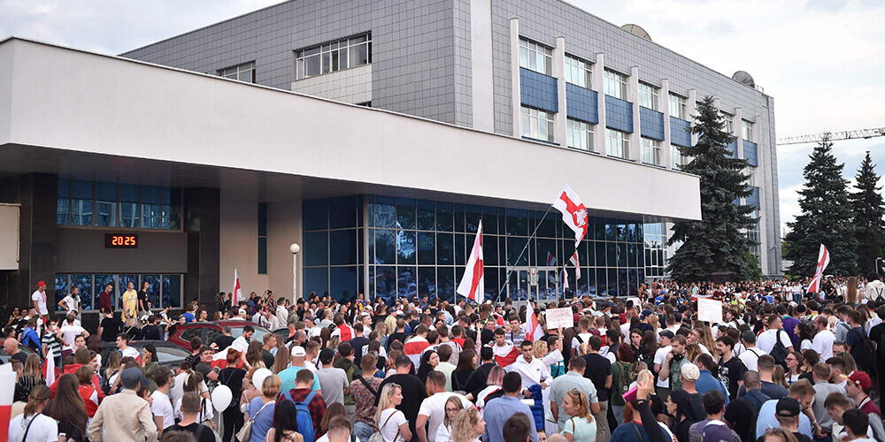 Minskā protestētāji pulcējas pie valsts telekanālu ēkām