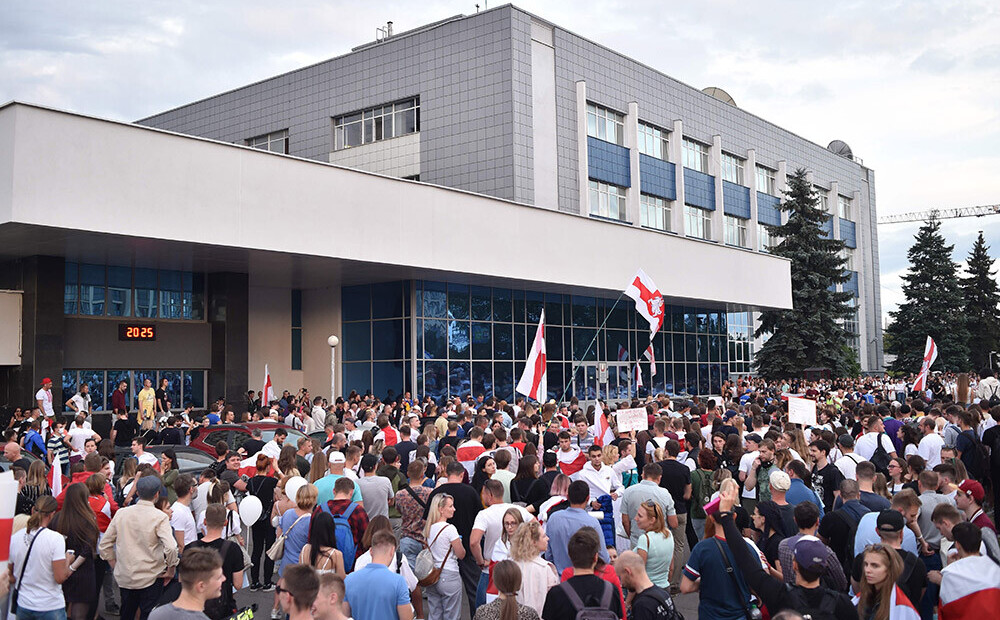 Minskā protestētāji pulcējas pie valsts telekanālu ēkām