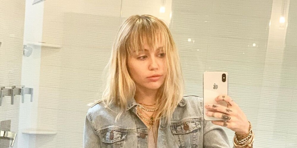 Ма́йли Рэй Са́йрус (англ. Miley Ray Cyrus, урождённая Де́стини Хо́уп Са́йрус (англ. Destiny Hope Cyrus); род. 23 ноября 1992, Франклин, Теннесси, США) — американская певица, автор песен и актриса.Получила мировую славу, снявшись в главной роли сериала «Ханна Монтана». В 2009 году Сайрус была номинирована на «Золотой глобус» в номинации «Лучшая песня» за исполнение композиции «I Thought I Lost You», прозвучавшей в мультфильме «Вольт», в котором она также озвучила одну из ролей. Летом того же года в прокат вышел полнометражнный фильм о Ханне Монтане и саундтрек к нему.