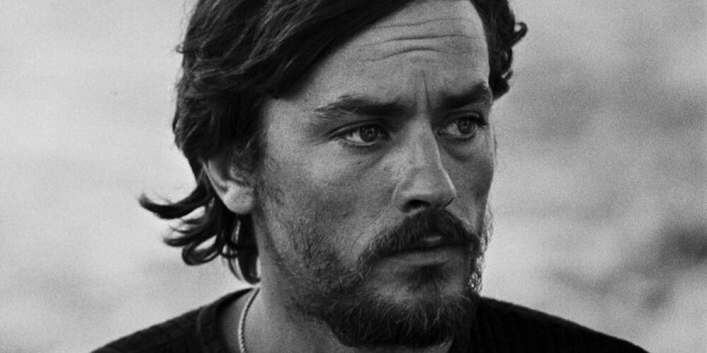 Але́н Дело́н (фр. Alain Delon), полное имя — Але́н Фабье́н Мори́с Марсе́ль Дело́н (фр. Alain Fabien Maurice Marcel Delon (инф.); род. 8 ноября 1935, Со, Франция) — французский актёр театра и кино, кинорежиссёр, сценарист и продюсер. Кинозвезда и секс-символ 1960-х — 1980-х годов.Наибольшую известность приобрёл после фильмов «На ярком солнце» (1960), «Рокко и его братья» (1960), «Леопард» (1963), «Чёрный тюльпан» (1964), номинирован на «Золотой глобус» как «самый многообещающий новичок среди мужчин». Обладатель премии «Сезар» за лучшую мужскую роль в картине «Наша история» (1984). Офицер ордена Почётного легиона. Актёр пользовался большим успехом у советских женщин; его имя в массовом сознании стало нарицательным
