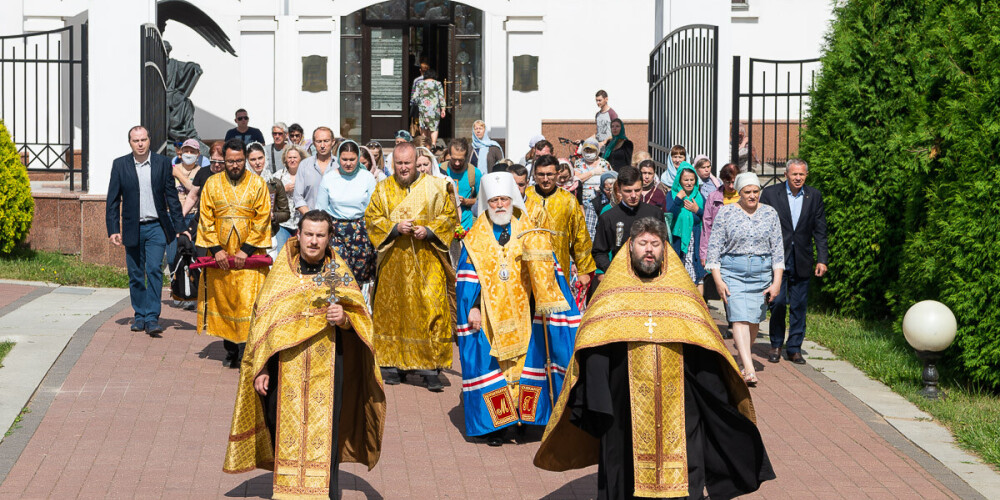 Baltkrievijas baznīcu krusta kari: ticīgie nosoda Lukašenko režīmu un pieprasa mieru 
