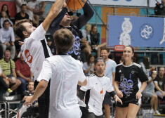FOTO: tautā iemīļoti aktieri un mūziķi mērojas spēkiem "Krastu mača" basketbola spēlē