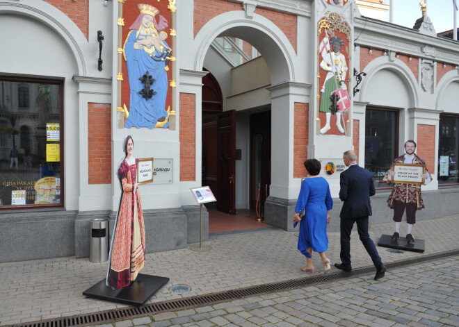 Melngalvju namā izskanējis Perīnas Madefas un Jāņa Apeiņa pirmais kopkoncerts. Tas bija trešais klatienes un tiešsaistes koncertu cikla "Kopā" koncerts.