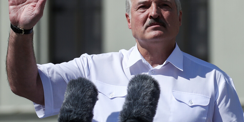 Lukašenko ieradies steigā rīkotajā atbalsta mītiņā un uzrunājis sanākušos