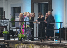 FOTO: Inese Šlesere jubileju nosvin ar glamūrīgu meiteņu ballīti