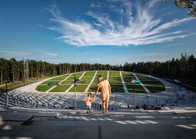 FOTO: rīdzinieki un pilsētas viesi Lielā piknika laikā novērtē jauno Mežaparka estrādi