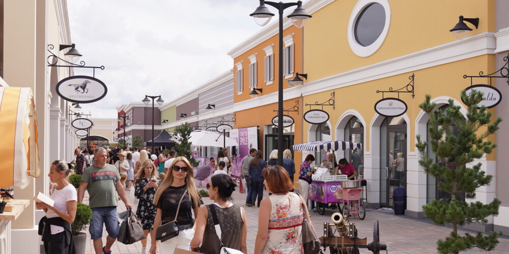 Via Jurmala Outlet Village modes zīmolu outlet ciemats zem klajas debess, kas piedāvā pasaulē populāru un iecienītu zīmolu produkciju. Atrodas Piņķos.