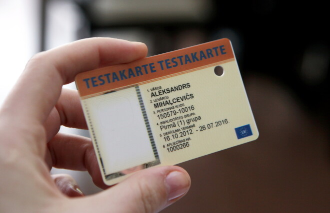 Latvijas Republikas invalīda apliecība, ko izsniedz Veselības un darbnespēju ekspertīzes ārstu valsts komisija.