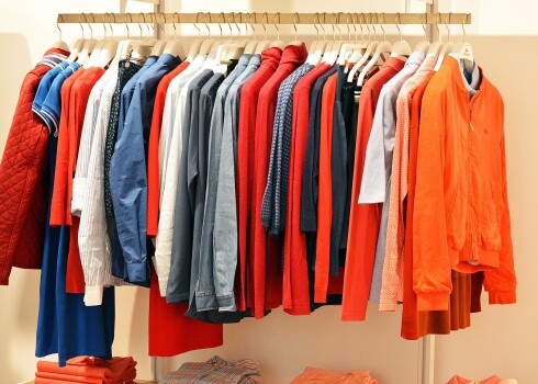Apģērbu zīmoliem pilnas noliktavas ar produkciju. Kā to iztirgos?