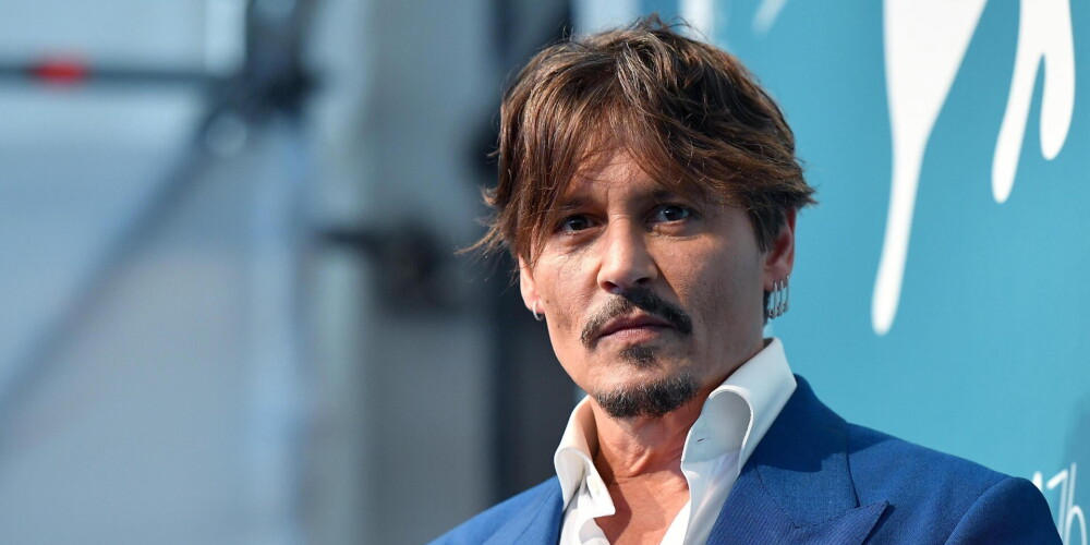 Джон Кри́стофер (Джо́нни) Депп II (англ. John Christopher «Johnny» Depp II; 9 июня 1963 года, Оуэнсборо, Кентукки) — американский актёр, кинорежиссёр, музыкант, сценарист и продюсер. Наибольшую известность Джонни принесли роли в фильмах Тима Бёртона, в таких известных картинах, как «Эдвард Руки-ножницы», «Сонная Лощина», «Чарли и шоколадная фабрика», «Суини Тодд, демон-парикмахер с Флит-стрит» и «Алиса в Стране чудес», мультфильм «Труп невесты», а также образ капитана Джека Воробья в серии фильмов «Пираты Карибского моря», наиболее значимыми фильмами были признаны такие картины, как «Что гложет Гилберта Грэйпа», «Бенни и Джун», «Мертвец», «Донни Браско», «Страх и ненависть в Лас-Вегасе», «Кокаин», «Волшебная страна», «Турист».