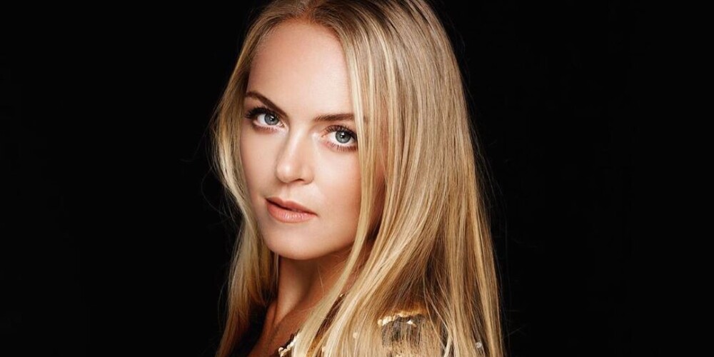 Наталья Тумшевиц, родилась в Рига, СССР (Латвия) 10 августа 1987г. . В 2007 г. начала писать собственные песни на английском языке. Во всем хочет быть первой, именно с таким настроем и пришла на проект «Фабрика звезд». В 2009 году Наталья Тумшевиц принимала участие в латвийском отборочном туре Евровидения 2009. По итогам голосования заняла третье место.