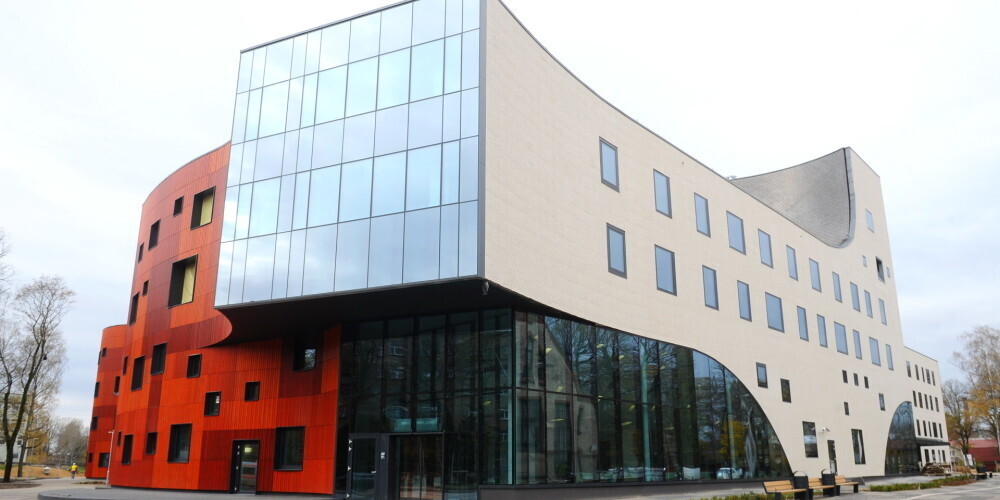 Университетская клиническая больница имени Паула Страдиня (латыш. Paula Stradiņa klīniskā universitātes slimnīca) — крупнейшее амбулаторное и стационарное медицинское учреждение в Риге. Больница также является медицинским научным и образовательным центром.