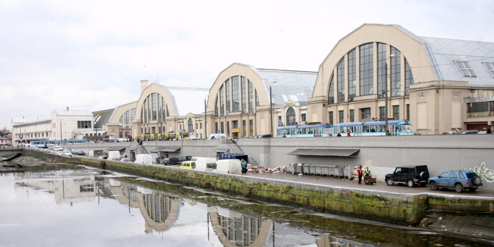 Центральный рынок (латыш. Centrāltirgus) в Риге — один из старейших и крупнейших рынков в Европе и Америке, отличающийся оригинальной конструкцией павильонов. Площадь рынка — 5,7 га. Изначально предполагалось, что рынок такой оригинальной конструкции неизбежно вызовет интерес у гостей столицы — так и оказалось. И в настоящее время пять павильонов Центрального рынка Риги можно считать в своём роде уникальными. Всего в Европе сохранилось шесть ангаров, из которых пять были приспособлены для нужд торговли. В конструкциях павильонов можно рассмотреть черты функционального модерна, стиля неоклассицизма, который был распространен в Риге до войны. Некоторые детали фасадов оформлены в стиле ар-деко. Под павильонами оборудованы подземные хранилища и холодильные установки.
