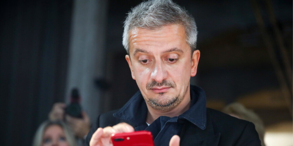 Константи́н Ю́рьевич Богомо́лов (род. 23 июля 1975 года, Москва) — российский театральный режиссёр и поэт. Художественный руководитель Театра на Малой Бронной. Сын кинокритика Юрия Богомолова. Жена (с 13 сентября 2019 года) — Ксения Собчак (род. 1981). С 2018 года пара находилась в близких отношениях. 21 января 2019 года произошла драка между бывшим мужем Собчак, актёром Максимом Виторганом, и Константином Богомоловым