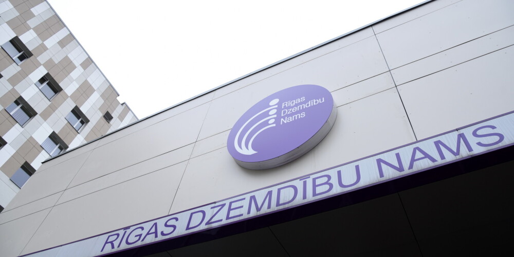 Родильный центр Рижского Роддома обеспечивает круглосуточную акушерскую помощь. Цель Родильного центра – создание высокотехнологичного личного родильного помещения для каждой роженицы в момент родов, чтобы роды протекали в безопасных условиях, в присутствии выбранного близкого человека и в уютной обстановке.