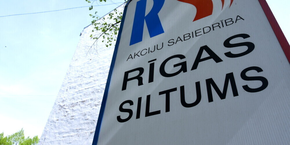 АО Rīgas siltums обеспечивает примерно 76% необходимой в Риге тепловой энергии. Около 76% произведенной теплоэнергии планируется продать домашним хозяйствам, а остальную часть – юридическим лицам. „Ригас силтумс” осуществляет также производство электричества, и в 2014 году оно составляло 8,3% от доходов акционерного общества.