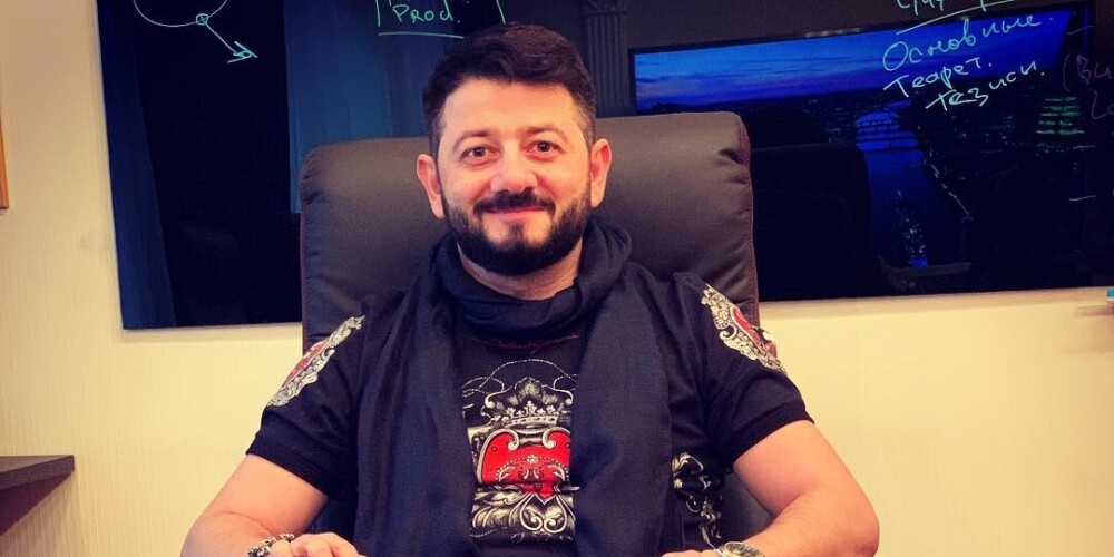 Михаил Сергеевич Галустян (при рождении Ншан Сергеевич Галустян, род. 25 октября 1979, Сочи, Краснодарский край, РСФСР, СССР) — российский шоумен, юморист, комедийный актёр театра, кино, телевидения и дубляжа, певец, сценарист и продюсер армянского происхождения. Бывший участник КВН.