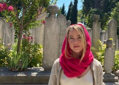 «Она не знает, что такое уважение»: Эмбер Херд осудили за фото в мечети в просвечивающем топе