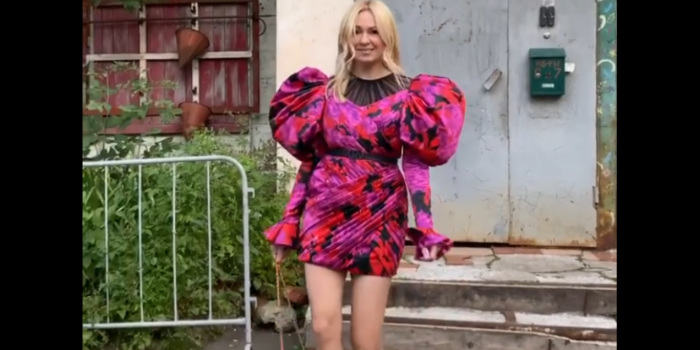 "Сочетается с подъездом": подписчики высмеяли Рудковскую за несуразное платье
